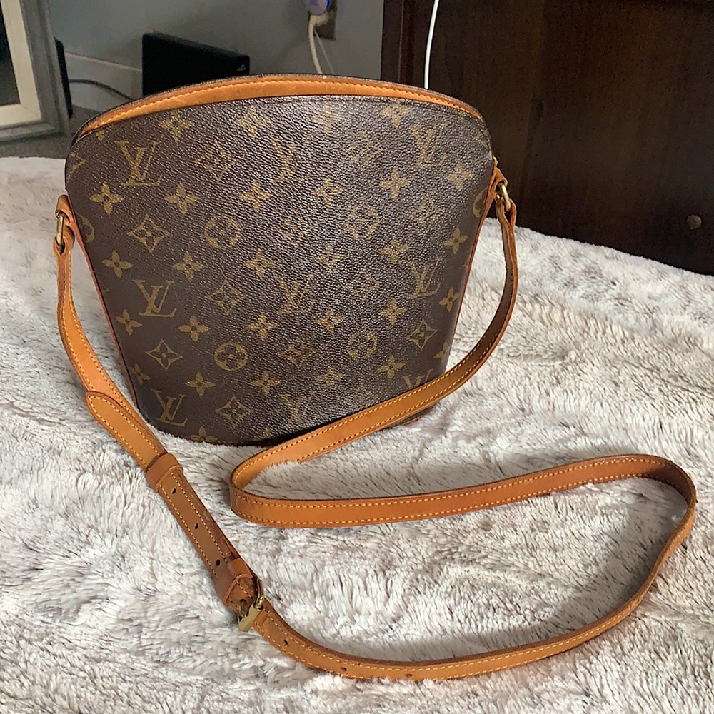 Authentic Louis Vuitton crossbody!